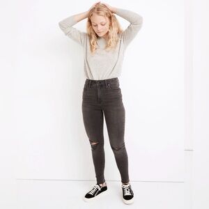 Madewell • Curvy High-Rise Skinny Jeans in Charcoal Gray w/ Distressed Knees
